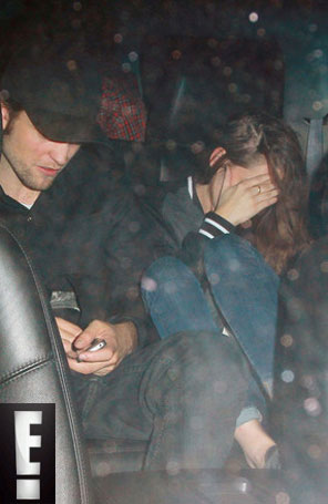 Kristen Stewart é vista com Robert Pattinson e usa anel suspeito