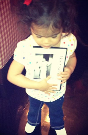 Maria Carey posta foto da filha com um <i>DVD</i>