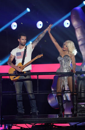 Adam Levine defende Christina Aguilera sobre críticas a respeito de seu peso