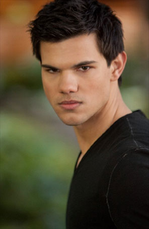 Fúria das fãs não assusta mais Taylor Lautner: <i>elas eram agressivas, mas gosto disso! </i>