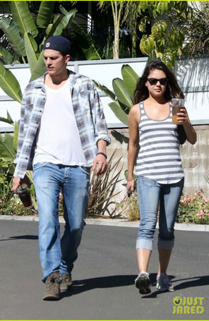 Ashton Kutcher e Mila Kunis tomam café