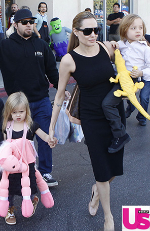 Angelina Jolie faz compras de <I>Halloween</i> com os filhos