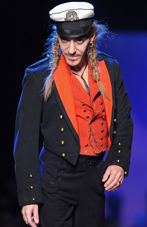 Dono da <i>Dior</i> não conseguia falar com John Galliano