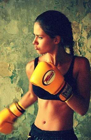 Adriana Lima mostra barriga sarada em foto