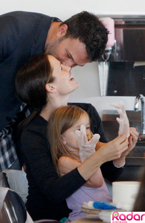 Ben Affleck e Jennifer Garner brincam de confeiteiros com filhas