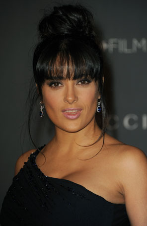 Salma Hayek usa brincos de dois milhões de reais