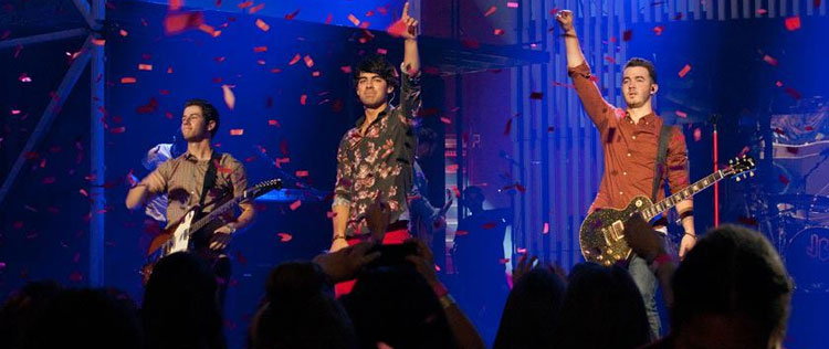 Kevin Jonas comenta música que seria sobre Miley Cyrus