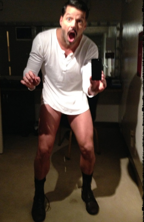 Ricky Martin tira as calças e posa para foto