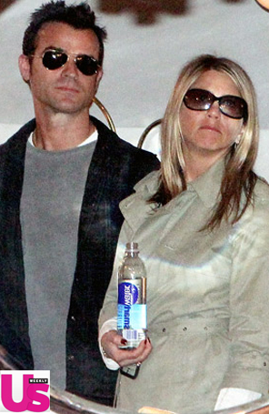 Jennifer Aniston faz compras com o noivo na loja de móveis que ia com Brad Pitt