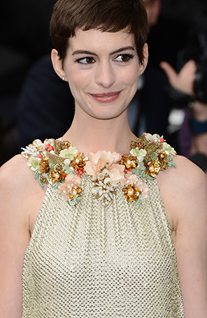 Anne Hathaway e Rihanna vão participar do <i>Saturday Night Live</i>