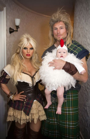 Jessica Simpson fantasia sua filha de galinha para o Dia das Bruxas