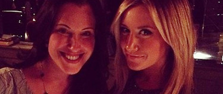 Ashley Tisdale recebe prêmio com a sócia