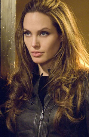 Saiba a possível estilista do vestido de noiva de Angelina Jolie
