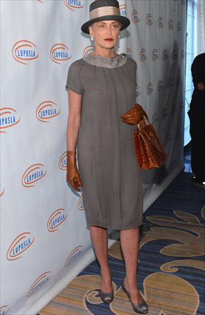 Depois de cruzada de pernas, Sharon Stone aparece com <i>look</i> recatado