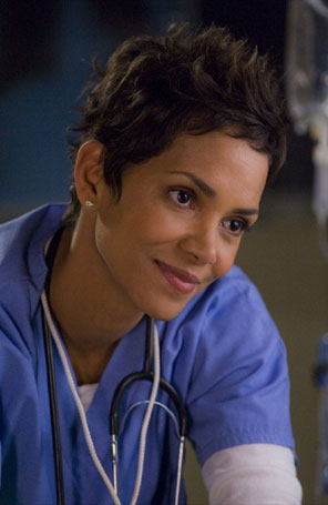 - <i>O meu cabelo não me define</i>, diz Halle Berry