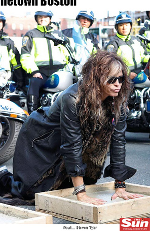 Steven Tyler faz biquinho ao receber homenagem