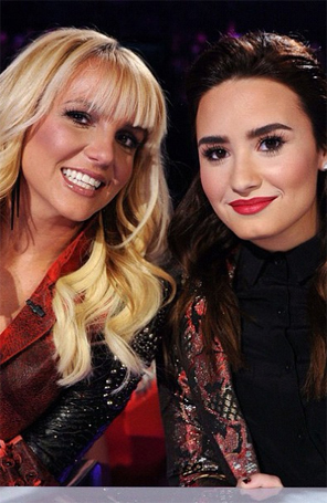 Britney Spears e Demi Lovato posam nos bastidores do <i>The X Factor USA</i>