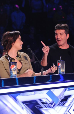 Simon Cowell e Demi Lovato se alfinetam em episódio do <i>The X Factor USA</i>