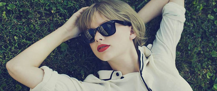- <i>Ficaria com alguém ruivo</i>, afirma Taylor Swift
