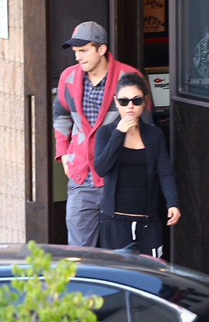 Ashton Kutcher e Mila Kunis vão juntos a restaurante japonês