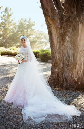 Anne Hathaway posa com o vestido de noiva para a <i>Vogue</i>