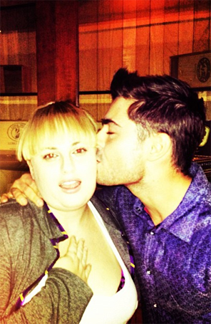 Zac Efron publica foto beijando atriz de <i>Missão Madrinha de Casamento</i>