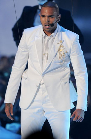 Chris Brown fecha contrato com agência de modelos