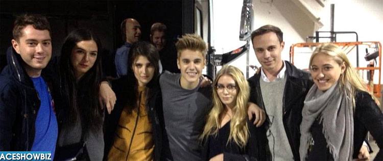 Justin Bieber aparece todo sorridente ao lado de Ashley Olsen