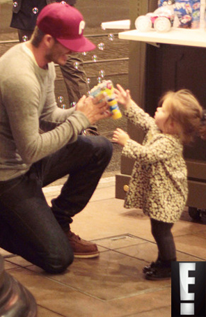 David Beckham solta bolinhas de sabão com a filha Harper Seven