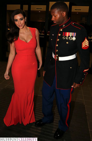 Oficial da Marinha é flagrado de olho no decote de Kim Kardashian