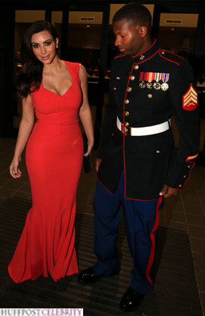 Oficial da Marinha é flagrado de olho no decote de Kim Kardashian