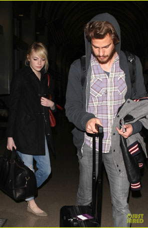 Emma Stone e Andrew Garfield são vistos em aeroporto