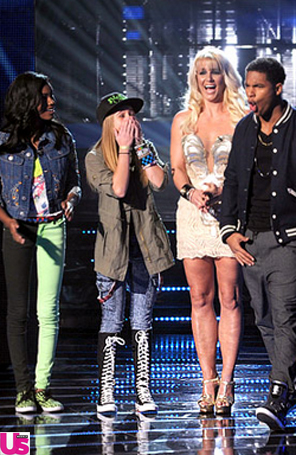 Britney Spears aposta em decote generoso em gravações de <i>reality show</i>