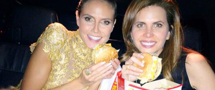 Heidi Klum ataca hambúrguer e batata frita após premiação