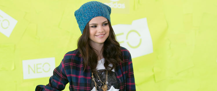 Sorridente, Selena Gomez anuncia parceria com marca de roupas