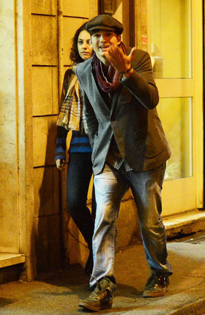 Ashton Kutcher se irrita com os <i>paparazzi</i> enquanto passeia com Mila Kunis