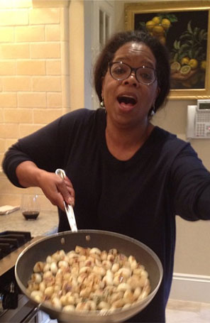 Oprah Winfrey posta foto em que aparece sem maquiagem e descabelada