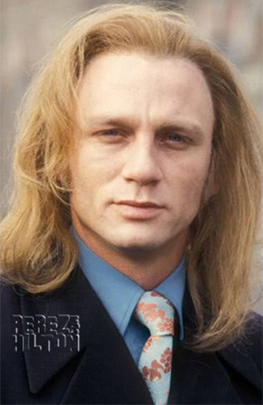Daniel Craig aparece cabeludo em foto antiga, veja!