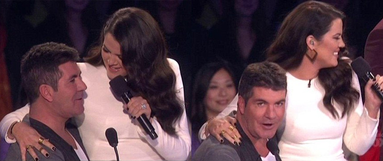 Khloé Kardashian deixa Simon Cowell envergonhado ao sentar em seu colo