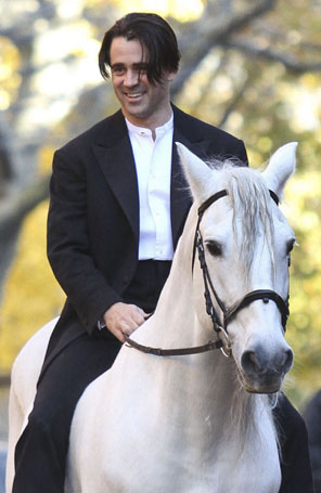 Colin Farrell exibe novo visual filmando montado em um cavalo