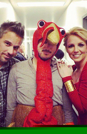 Britney Spears posa com homem vestido de peru em bastidores de <i>reality show</i>