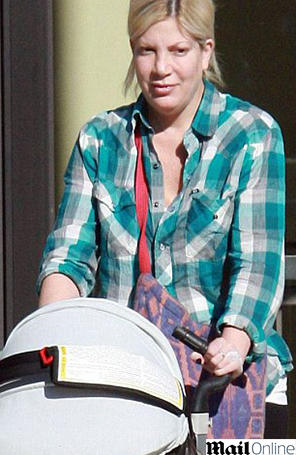 Tori Spelling aparece sem maquiagem