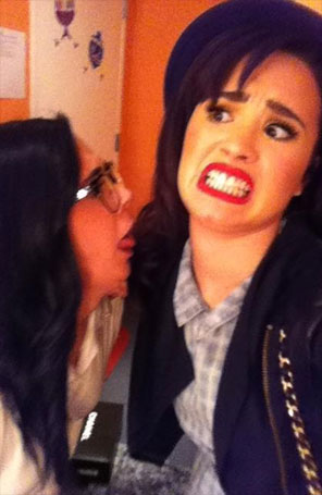 Demi Lovato posa fazendo careta com amiga