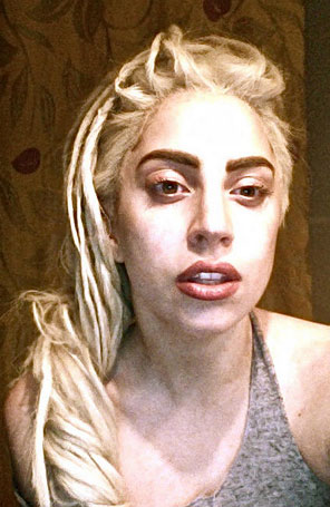 Lady Gaga resolve ir nua à cozinha de madrugada e encontra 35 fãs em sua garagem