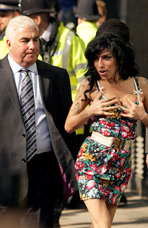Pai de Amy Winehouse quer que George Clooney o interprete