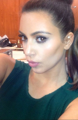 Rotina de maquiagens diária de Kim Kardashian custa 18 mil reais por mês