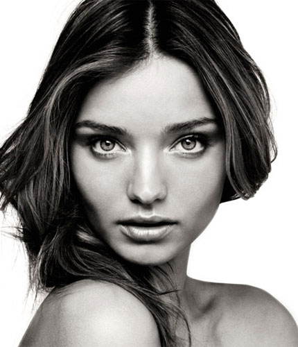 Miranda Kerr tem conta no <i>Twitter</i> <i>hackeada</i> e nega que esteja grávida