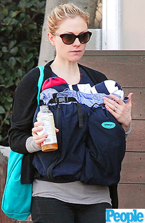 Anna Paquin passeia com gêmeos em Los Angeles