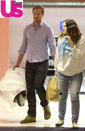 Drew Barrymore esconde o rosto da filha no primeiro passeio