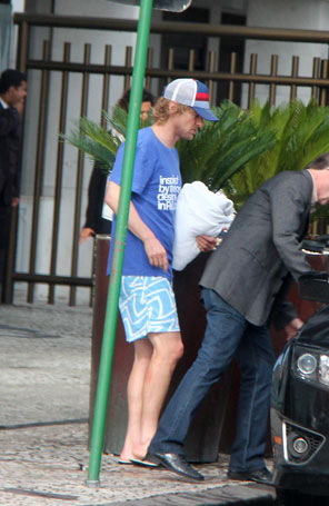 Owen Wilson deixa seu hotel para tomar banho de mar